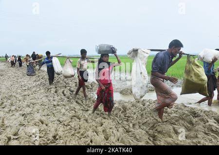 Hunderte von Rohingya überqueren die Grenze zu Bangladesch, als sie aus dem Bundesstaat Rakhain in Myanmar fliehen, nachdem sie am 06. September 2017 in Tagnuf, Bangladesch, den Fluss Nuf überquert haben. Nach Angaben des Hohen Flüchtlingskommissars der Vereinten Nationen (UNHCR) sind im vergangenen Monat mehr als 525.000 Rohingya-Flüchtlinge aus Myanmar wegen Gewalt geflohen, wobei die meisten von ihnen versuchten, die Grenze nach Bangladesch zu überschreiten. Internationale Organisationen haben Behauptungen über Menschenrechtsverletzungen und summarische Hinrichtungen gemeldet, die angeblich von der Armee von Myanmar durchgeführt wurden. (Foto von Mamunur Rashid/NurPhoto) Stockfoto