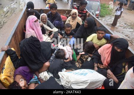 Hunderte von Rohingya überqueren die Grenze zu Bangladesch, als sie aus dem Bundesstaat Rakhain in Myanmar fliehen, nachdem sie am 06. September 2017 in Tagnuf, Bangladesch, den Fluss Nuf überquert haben. Nach Angaben des Hohen Flüchtlingskommissars der Vereinten Nationen (UNHCR) sind im vergangenen Monat mehr als 525.000 Rohingya-Flüchtlinge aus Myanmar wegen Gewalt geflohen, wobei die meisten von ihnen versuchten, die Grenze nach Bangladesch zu überschreiten. Internationale Organisationen haben Behauptungen über Menschenrechtsverletzungen und summarische Hinrichtungen gemeldet, die angeblich von der Armee von Myanmar durchgeführt wurden. (Foto von Mamunur Rashid/NurPhoto) Stockfoto