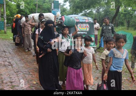 Hunderte von Rohingya überqueren die Grenze zu Bangladesch, als sie aus dem Bundesstaat Rakhain in Myanmar fliehen, nachdem sie am 06. September 2017 in Tagnuf, Bangladesch, den Fluss Nuf überquert haben. Nach Angaben des Hohen Flüchtlingskommissars der Vereinten Nationen (UNHCR) sind im vergangenen Monat mehr als 525.000 Rohingya-Flüchtlinge aus Myanmar wegen Gewalt geflohen, wobei die meisten von ihnen versuchten, die Grenze nach Bangladesch zu überschreiten. Internationale Organisationen haben Behauptungen über Menschenrechtsverletzungen und summarische Hinrichtungen gemeldet, die angeblich von der Armee von Myanmar durchgeführt wurden. (Foto von Mamunur Rashid/NurPhoto) Stockfoto