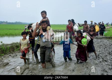 Hunderte von Rohingya überqueren die Grenze zu Bangladesch, als sie aus dem Bundesstaat Rakhain in Myanmar fliehen, nachdem sie am 06. September 2017 in Tagnuf, Bangladesch, den Fluss Nuf überquert haben. Nach Angaben des Hohen Flüchtlingskommissars der Vereinten Nationen (UNHCR) sind im vergangenen Monat mehr als 525.000 Rohingya-Flüchtlinge aus Myanmar wegen Gewalt geflohen, wobei die meisten von ihnen versuchten, die Grenze nach Bangladesch zu überschreiten. Internationale Organisationen haben Behauptungen über Menschenrechtsverletzungen und summarische Hinrichtungen gemeldet, die angeblich von der Armee von Myanmar durchgeführt wurden. (Foto von Mamunur Rashid/NurPhoto) Stockfoto