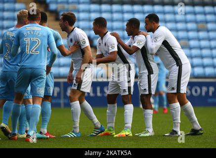 L-R Kenny Davis von Boreham Wood, Adriano Moké von Boreham Wood, Ricky Shakes von Boreham Wood und David Stephens von Boreham Wood während des Halbfinale des Emirate FA Cup zwischen Coventry City und Boreham Wood in der Ricoh Arena am 3. Dezember 2017 (Foto: Kieran Galvin/NurPhoto) Stockfoto