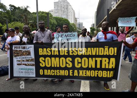 Am 3. Dezember 2017 nehmen Demonstranten am Marsch der Einwanderer auf der Avenida Paulista in Sao Paulo, Brasilien, Teil. Sie treten für die Sichtbarkeit von Einwanderern als Subjekten der Rechte ein und unterstreichen ihre sozioökonomische, kulturelle und historische Bedeutung für die Entwicklung der brasilianischen Gesellschaft. Der marsch ist Teil der weltweiten Mobilisierung von Immigranten, die die Vereinten Nationen am 18/12/1990 eingeleitet haben. (Foto von Cris FAGA/NurPhoto) Stockfoto