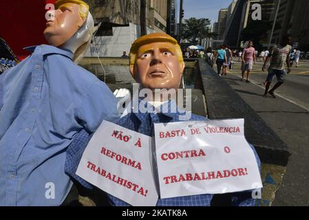 Am 3. Dezember 2017 nehmen Demonstranten am Marsch der Einwanderer auf der Avenida Paulista in Sao Paulo, Brasilien, Teil. Sie treten für die Sichtbarkeit von Einwanderern als Subjekten der Rechte ein und unterstreichen ihre sozioökonomische, kulturelle und historische Bedeutung für die Entwicklung der brasilianischen Gesellschaft. Der marsch ist Teil der weltweiten Mobilisierung von Immigranten, die die Vereinten Nationen am 18/12/1990 eingeleitet haben. (Foto von Cris FAGA/NurPhoto) Stockfoto