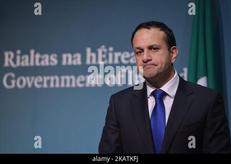 Irlands Premierminister (Taoiseach), Leo Varadkar, sowie der stellvertretende Premierminister (Tinaiste) und Minister für Außen- und Handelsfragen, Simon Coveney, und die Staatsministerin für europäische Angelegenheiten, Helen McEntee, geben eine Erklärung zur Phase I der Brexit-Verhandlungen ab. Am Montag, den 4. Dezember 2017, in Dublin, Irland. Foto von Artur Widak Stockfoto