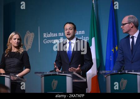 Irlands Premierminister (Taoiseach), Leo Varadkar (Mitte), zusammen mit dem stellvertretenden Premierminister (Tinaiste) und dem Minister für Außen- und Handelspolitik, Simon Coveney, und der Staatsministerin für europäische Angelegenheiten, Helen McEntee, geben eine Erklärung zur Phase I der Brexit-Verhandlungen ab. Am Montag, den 4. Dezember 2017, in Dublin, Irland. Stockfoto