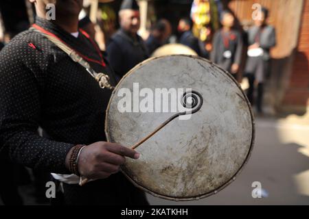Menschen aus der Gemeinde Newar spielen traditionelle Instrumente während einer Parade von Yomari Punhi und 14. National Jyapu Diwas organisierte die Newari-Gesellschaft am Sonntag, dem 03. Dezember 2017, eine Kundgebung auf dem Basantapur Durbar Square in Kathmandu, Nepal. Die Kundgebung spiegelte mehrere Kultur und Tradition der Gesellschaft von Newar wider. Jatras und Festivals sind Teil des Lebens für die Gemeinde Newar. (Foto von Narayan Maharjan/NurPhoto) Stockfoto