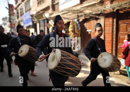 Menschen aus der Gemeinde Newar spielen traditionelle Instrumente während einer Parade von Yomari Punhi und 14. National Jyapu Diwas organisierte die Newari-Gesellschaft am Sonntag, dem 03. Dezember 2017, eine Kundgebung auf dem Basantapur Durbar Square in Kathmandu, Nepal. Die Kundgebung spiegelte mehrere Kultur und Tradition der Gesellschaft von Newar wider. Jatras und Festivals sind Teil des Lebens für die Gemeinde Newar. (Foto von Narayan Maharjan/NurPhoto) Stockfoto