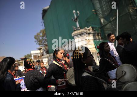 Menschen aus der Gemeinde Newar spielen traditionelle Instrumente während einer Parade von Yomari Punhi und 14. National Jyapu Diwas organisierte die Newari-Gesellschaft am Sonntag, dem 03. Dezember 2017, eine Kundgebung auf dem Basantapur Durbar Square in Kathmandu, Nepal. Die Kundgebung spiegelte mehrere Kultur und Tradition der Gesellschaft von Newar wider. Jatras und Festivals sind Teil des Lebens für die Gemeinde Newar. (Foto von Narayan Maharjan/NurPhoto) Stockfoto