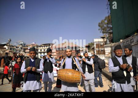 Menschen aus der Gemeinde Newar spielen traditionelle Instrumente während einer Parade von Yomari Punhi und 14. National Jyapu Diwas organisierte die Newari-Gesellschaft am Sonntag, dem 03. Dezember 2017, eine Kundgebung auf dem Basantapur Durbar Square in Kathmandu, Nepal. Die Kundgebung spiegelte mehrere Kultur und Tradition der Gesellschaft von Newar wider. Jatras und Festivals sind Teil des Lebens für die Gemeinde Newar. (Foto von Narayan Maharjan/NurPhoto) Stockfoto