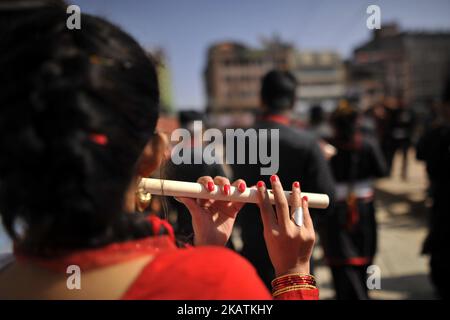 Menschen aus der Gemeinde Newar spielen traditionelle Instrumente während einer Parade von Yomari Punhi und 14. National Jyapu Diwas organisierte die Newari-Gesellschaft am Sonntag, dem 03. Dezember 2017, eine Kundgebung auf dem Basantapur Durbar Square in Kathmandu, Nepal. Die Kundgebung spiegelte mehrere Kultur und Tradition der Gesellschaft von Newar wider. Jatras und Festivals sind Teil des Lebens für die Gemeinde Newar. (Foto von Narayan Maharjan/NurPhoto) Stockfoto