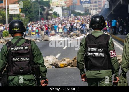 Während einer Demonstration auf den Straßen von Caracas, Venezuela, am 30. November 2017, kollidieren Demonstranten mit der Polizei, um gegen den Mangel an Medikamenten und die allgemeine Gesundheitskrise des Landes zu protestieren. (Foto von Roman Camacho/NurPhoto) Stockfoto