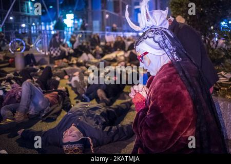 demonstrationsmarsch des Vereins Act up-Paris anlässlich des Welttages gegen HIV/AIDS in Paris, Frankreich, am 1.. dezember 2017. (Foto von Olivier Donnars/NurPhoto) Stockfoto