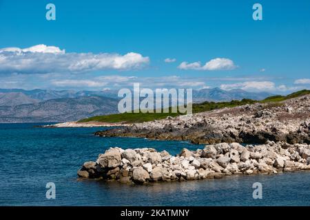 Antinioti West Beach, Korfu. Albanien im Hintergrund Stockfoto