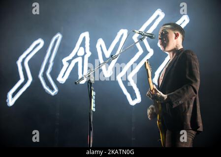 Die englische Punkband Slaves spielt in der Arena O2. Die Band besteht aus Laurie Vincent (Gitarre, Gesang) und Isaac Holman (Schlagzeug, Gesang). (Foto von Alberto Pezzali/NurPhoto) Stockfoto