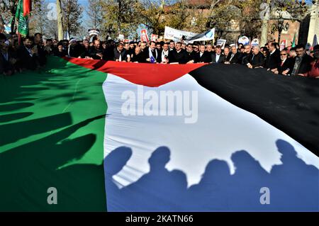 Ein Foto, das am 8. Dezember in Ankara, Türkei, aufgenommen wurde, 2017 zeigt, dass Demonstranten eine riesige palästinensische Flagge halten, während türkische Muslime an einem Protest vor der Haci Bayram Moschee teilnehmen, nachdem am 6. Dezember ein traditionelles Freitagsgebet gegen die offizielle Anerkennung der Stadt Jerusalem als Hauptstadt Israels durch US-Präsident Donald Trump begangen wurde. (Foto von Altan Gocher/NurPhoto) Stockfoto