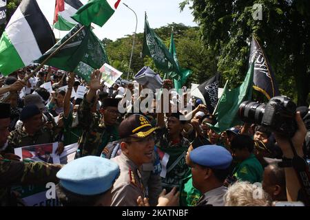 Indonesische Muslime hielten am Freitag, den 8. Dezember 2017, vor der US-Botschaft in Jakarta eine Kundgebung ab. Sie verurteilten die Entscheidung des US-Präsidenten Donald Trump, Jerusalem als Hauptstadt Israels anzuerkennen. (Foto von Aditya Irawan/NurPhoto) Stockfoto