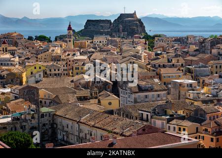 Korfu, Blick auf die Altstadt und das alte Fort, aufgenommen vom Neuen Fort. Stockfoto
