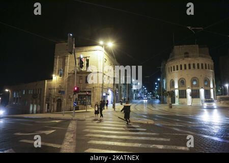 Verschiedene tägliche Lebens- und Landschaftsbilder der Altstadt von Jerusalem. Die Altstadt ist in folgende Viertel unterteilt: Muslimisches Viertel, christliches Viertel, armenisches Viertel, jüdisches Viertel und marokkanisches Viertel. Die Altstadt von Jerusalem und ihre Mauern sind seit 1981 UNESCO-Weltkulturerbe. Die Stadt ist ein wichtiger Wallfahrtsort für Christen, Juden und Muslime. Am 6. Dezember 2017 kündigte der Präsident der Vereinigten Staaten von Amerika, Donald Trump, an, dass die USA Jerusalem als Hauptstadt des Staates Israel anerkennen und bald die US-Botschaft dorthin verlegen werden. Jerusalem projecte Stockfoto