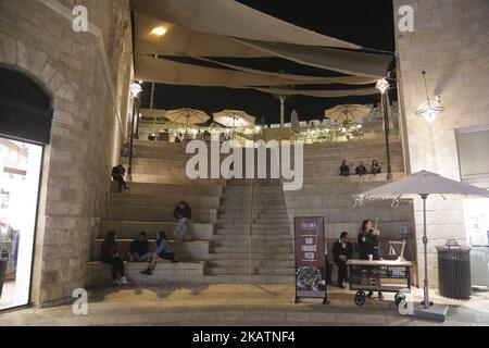 Verschiedene tägliche Lebens- und Landschaftsbilder der Altstadt von Jerusalem. Die Altstadt ist in folgende Viertel unterteilt: Muslimisches Viertel, christliches Viertel, armenisches Viertel, jüdisches Viertel und marokkanisches Viertel. Die Altstadt von Jerusalem und ihre Mauern sind seit 1981 UNESCO-Weltkulturerbe. Die Stadt ist ein wichtiger Wallfahrtsort für Christen, Juden und Muslime. Am 6. Dezember 2017 kündigte der Präsident der Vereinigten Staaten von Amerika, Donald Trump, an, dass die USA Jerusalem als Hauptstadt des Staates Israel anerkennen und bald die US-Botschaft dorthin verlegen werden. Jerusalem projecte Stockfoto