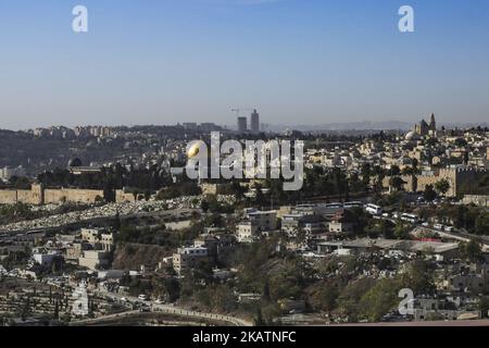 Verschiedene tägliche Lebens- und Landschaftsbilder der Altstadt von Jerusalem. Die Altstadt ist in folgende Viertel unterteilt: Muslimisches Viertel, christliches Viertel, armenisches Viertel, jüdisches Viertel und marokkanisches Viertel. Die Altstadt von Jerusalem und ihre Mauern sind seit 1981 UNESCO-Weltkulturerbe. Die Stadt ist ein wichtiger Wallfahrtsort für Christen, Juden und Muslime. Am 6. Dezember 2017 kündigte der Präsident der Vereinigten Staaten von Amerika, Donald Trump, an, dass die USA Jerusalem als Hauptstadt des Staates Israel anerkennen und bald die US-Botschaft dorthin verlegen werden. Jerusalem projecte Stockfoto