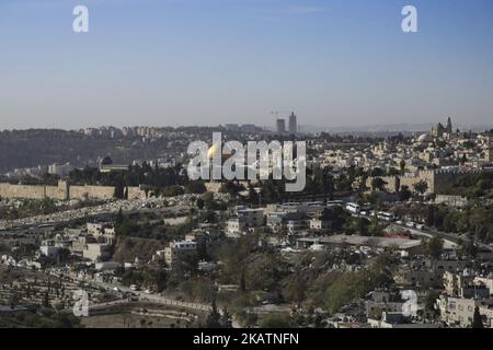 Verschiedene tägliche Lebens- und Landschaftsbilder der Altstadt von Jerusalem. Die Altstadt ist in folgende Viertel unterteilt: Muslimisches Viertel, christliches Viertel, armenisches Viertel, jüdisches Viertel und marokkanisches Viertel. Die Altstadt von Jerusalem und ihre Mauern sind seit 1981 UNESCO-Weltkulturerbe. Die Stadt ist ein wichtiger Wallfahrtsort für Christen, Juden und Muslime. Am 6. Dezember 2017 kündigte der Präsident der Vereinigten Staaten von Amerika, Donald Trump, an, dass die USA Jerusalem als Hauptstadt des Staates Israel anerkennen und bald die US-Botschaft dorthin verlegen werden. Jerusalem projecte Stockfoto