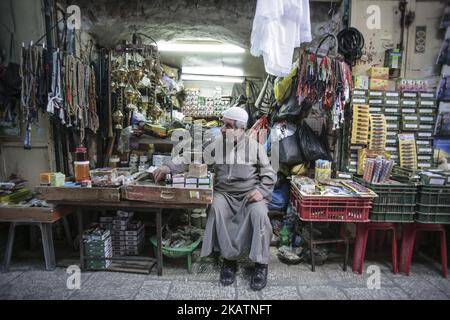 Verschiedene tägliche Lebens- und Landschaftsbilder der Altstadt von Jerusalem. Die Altstadt ist in folgende Viertel unterteilt: Muslimisches Viertel, christliches Viertel, armenisches Viertel, jüdisches Viertel und marokkanisches Viertel. Die Altstadt von Jerusalem und ihre Mauern sind seit 1981 UNESCO-Weltkulturerbe. Die Stadt ist ein wichtiger Wallfahrtsort für Christen, Juden und Muslime. Am 6. Dezember 2017 kündigte der Präsident der Vereinigten Staaten von Amerika, Donald Trump, an, dass die USA Jerusalem als Hauptstadt des Staates Israel anerkennen und bald die US-Botschaft dorthin verlegen werden. Jerusalem projecte Stockfoto