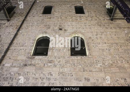 Verschiedene tägliche Lebens- und Landschaftsbilder der Altstadt von Jerusalem. Die Altstadt ist in folgende Viertel unterteilt: Muslimisches Viertel, christliches Viertel, armenisches Viertel, jüdisches Viertel und marokkanisches Viertel. Die Altstadt von Jerusalem und ihre Mauern sind seit 1981 UNESCO-Weltkulturerbe. Die Stadt ist ein wichtiger Wallfahrtsort für Christen, Juden und Muslime. Am 6. Dezember 2017 kündigte der Präsident der Vereinigten Staaten von Amerika, Donald Trump, an, dass die USA Jerusalem als Hauptstadt des Staates Israel anerkennen und bald die US-Botschaft dorthin verlegen werden. Jerusalem projecte Stockfoto