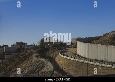 Verschiedene tägliche Lebens- und Landschaftsbilder der Altstadt von Jerusalem. Die Altstadt ist in folgende Viertel unterteilt: Muslimisches Viertel, christliches Viertel, armenisches Viertel, jüdisches Viertel und marokkanisches Viertel. Die Altstadt von Jerusalem und ihre Mauern sind seit 1981 UNESCO-Weltkulturerbe. Die Stadt ist ein wichtiger Wallfahrtsort für Christen, Juden und Muslime. Am 6. Dezember 2017 kündigte der Präsident der Vereinigten Staaten von Amerika, Donald Trump, an, dass die USA Jerusalem als Hauptstadt des Staates Israel anerkennen und bald die US-Botschaft dorthin verlegen werden. Jerusalem projecte Stockfoto