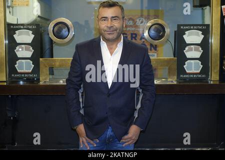 Jorge Javier Vazquez unterzeichnet Karten für seine letzte Show 'Grandes Exitos' im Rialto-Theater am 8. Dezember 2017 in Madrid, Spanien. (Foto von Oscar Gonzalez/NurPhoto) Stockfoto