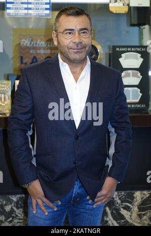 Jorge Javier Vazquez unterzeichnet Karten für seine letzte Show 'Grandes Exitos' im Rialto-Theater am 8. Dezember 2017 in Madrid, Spanien. (Foto von Oscar Gonzalez/NurPhoto) Stockfoto