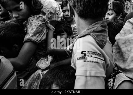 Rohingya-Flüchtlinge Kinder kämpfen in der Menge, während sie vor einem Verteilungspunkt der türkischen Hilfsorganisation TIKA im Flüchtlingslager Jamboli in der Nähe von Cox's Bazar, Bangladesch, auf Nahrung warten, 07. Dezember 2017. (Foto von Szymon Barylski/NurPhoto) Stockfoto