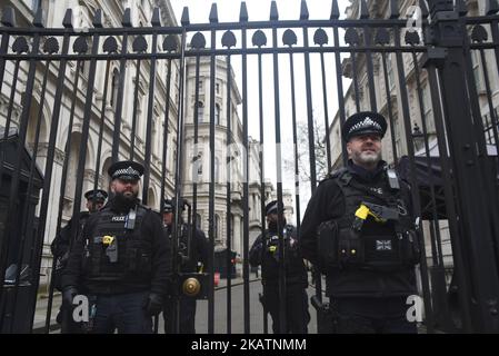 Polizeibeamte werden am 6. Dezember 2017 vor den Toren der Downing Street in London abgebildet. Vor Gericht ist ein Mann erschienen, der wegen eines Terroranschlags zur Durchführung eines Angriffs in der Downing Street 10 und zum Töten des Premierministers angeklagt ist. (Foto von Alberto Pezzali/NurPhoto) Stockfoto