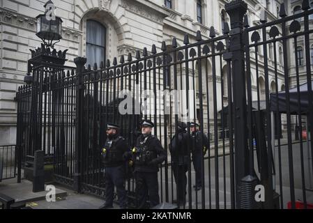 Polizeibeamte werden am 6. Dezember 2017 vor den Toren der Downing Street in London abgebildet. Vor Gericht ist ein Mann erschienen, der wegen eines Terroranschlags zur Durchführung eines Angriffs in der Downing Street 10 und zum Töten des Premierministers angeklagt ist. (Foto von Alberto Pezzali/NurPhoto) Stockfoto