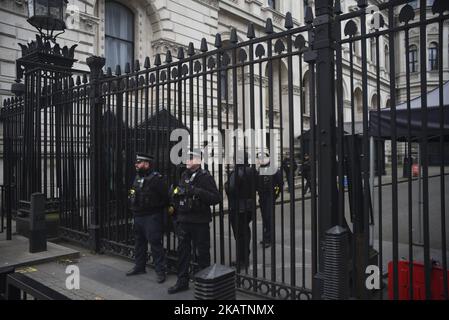 Polizeibeamte werden am 6. Dezember 2017 vor den Toren der Downing Street in London abgebildet. Vor Gericht ist ein Mann erschienen, der wegen eines Terroranschlags zur Durchführung eines Angriffs in der Downing Street 10 und zum Töten des Premierministers angeklagt ist. (Foto von Alberto Pezzali/NurPhoto) Stockfoto