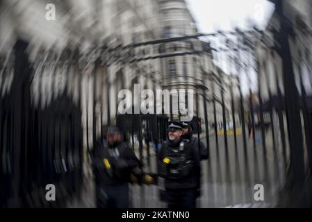 Polizeibeamte werden am 6. Dezember 2017 vor den Toren der Downing Street in London abgebildet. Vor Gericht ist ein Mann erschienen, der wegen eines Terroranschlags zur Durchführung eines Angriffs in der Downing Street 10 und zum Töten des Premierministers angeklagt ist. (Foto von Alberto Pezzali/NurPhoto) Stockfoto