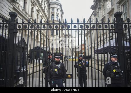 Polizeibeamte werden am 6. Dezember 2017 vor den Toren der Downing Street in London abgebildet. Vor Gericht ist ein Mann erschienen, der wegen eines Terroranschlags zur Durchführung eines Angriffs in der Downing Street 10 und zum Töten des Premierministers angeklagt ist. (Foto von Alberto Pezzali/NurPhoto) Stockfoto