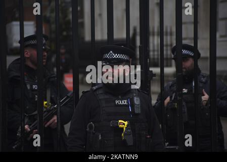 Polizeibeamte werden am 6. Dezember 2017 vor den Toren der Downing Street in London abgebildet. Vor Gericht ist ein Mann erschienen, der wegen eines Terroranschlags zur Durchführung eines Angriffs in der Downing Street 10 und zum Töten des Premierministers angeklagt ist. (Foto von Alberto Pezzali/NurPhoto) Stockfoto