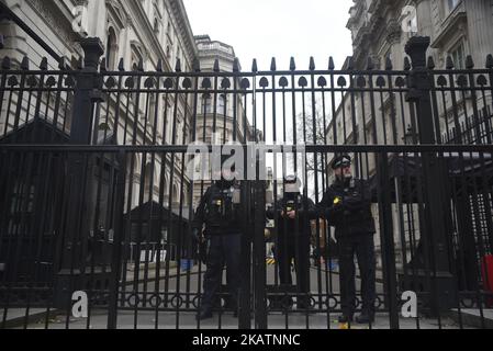 Polizeibeamte werden am 6. Dezember 2017 vor den Toren der Downing Street in London abgebildet. Vor Gericht ist ein Mann erschienen, der wegen eines Terroranschlags zur Durchführung eines Angriffs in der Downing Street 10 und zum Töten des Premierministers angeklagt ist. (Foto von Alberto Pezzali/NurPhoto) Stockfoto