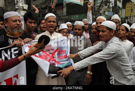 Führende Persönlichkeiten und Unterstützer islamischer Organisationen aus Bangladesch nehmen an einer Protestkundgebung Teil, die als Reaktion auf die Entscheidung des US-Präsidenten Donald J. Trump, Jerusalem als Hauptstadt Israels anzuerkennen, vor der nationalen Moschee in Dhaka, Bangladesch, am 08. Dezember 2017 stattfand. Am 06. Dezember kündigte US-Präsident Donald J. Trump an, Jerusalem als Hauptstadt Israels anzuerkennen und die US-Botschaft von Tel Aviv nach Jerusalem zu verlegen. (Foto von Monirul Alam/NurPhoto) Stockfoto