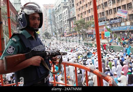 Führende Persönlichkeiten und Unterstützer islamischer Organisationen aus Bangladesch nehmen an einer Protestkundgebung Teil, die als Reaktion auf die Entscheidung des US-Präsidenten Donald J. Trump, Jerusalem als Hauptstadt Israels anzuerkennen, vor der nationalen Moschee in Dhaka, Bangladesch, am 08. Dezember 2017 stattfand. Am 06. Dezember kündigte US-Präsident Donald J. Trump an, Jerusalem als Hauptstadt Israels anzuerkennen und die US-Botschaft von Tel Aviv nach Jerusalem zu verlegen. (Foto von Monirul Alam/NurPhoto) Stockfoto