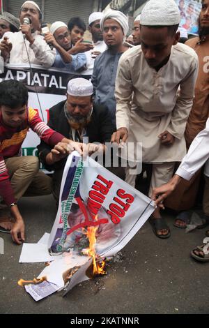 Führende Persönlichkeiten und Unterstützer islamischer Organisationen aus Bangladesch nehmen an einer Protestkundgebung Teil, die als Reaktion auf die Entscheidung des US-Präsidenten Donald J. Trump, Jerusalem als Hauptstadt Israels anzuerkennen, vor der nationalen Moschee in Dhaka, Bangladesch, am 08. Dezember 2017 stattfand. Am 06. Dezember kündigte US-Präsident Donald J. Trump an, Jerusalem als Hauptstadt Israels anzuerkennen und die US-Botschaft von Tel Aviv nach Jerusalem zu verlegen. (Foto von Monirul Alam/NurPhoto) Stockfoto