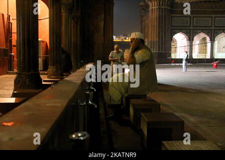 Ein Mann führt eine Waschung vor Isha-Gebeten im historischen Jamia Masjid in Alt-Delhi durch. - Masjid-i JahÄn-NumÄ, allgemein bekannt als die Jama Masjid von Delhi, ist eine der größten Moscheen in Indien. Es wurde zwischen 1644 und 1656 vom Mogulherrscher Shah Jahan für 1 Millionen Rupien erbaut und von einem Imam aus Buchara, dem heutigen Usbekistan, eingeweiht. (Foto von Nasir Kachroo/NurPhoto) Stockfoto