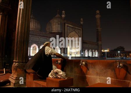 Ein Mann führt eine Waschung vor Isha-Gebeten im historischen Jamia Masjid in Alt-Delhi durch. - Masjid-i JahÄn-NumÄ, allgemein bekannt als die Jama Masjid von Delhi, ist eine der größten Moscheen in Indien. Es wurde zwischen 1644 und 1656 vom Mogulherrscher Shah Jahan für 1 Millionen Rupien erbaut und von einem Imam aus Buchara, dem heutigen Usbekistan, eingeweiht. (Foto von Nasir Kachroo/NurPhoto) Stockfoto