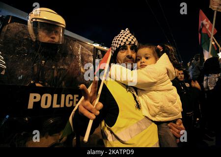 Palästinenser nehmen am 8. Dezember 2017 an einer Demonstration in Athen, Griechenland, Teil, nachdem US-Präsident Donald Trump Jerusalem als Israels Hauptstadt anerkannt hat. (Foto von Giorgos Georgiou/NurPhoto) Stockfoto
