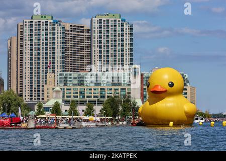 Die größte Gummiente der Welt kam am 03. Juli 2017 in Toronto, Ontario, Kanada, an. Die riesige Gummiente besuchte die Stadt Toronto im Rahmen des Redpath Waterfront Festivals. Die 13.600 kg schwere aufblasbare Ente wurde vom niederländischen Künstler Florentijn Hofman kreiert und ist mehr als 27 Meter lang und fast sechs Stockwerke hoch. (Foto von Creative Touch Imaging Ltd./NurPhoto) Stockfoto