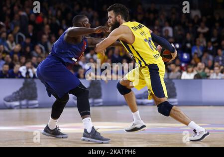 Luigi Datome und Kevin Seraphin während des Spiels zwischen dem FC Barcelona und Fenerbahce, das der 11. Woche der Basketball-Euroleague in Barcelona am 08. Dezember 2017 entspricht. (Foto von Urbanandsport/NurPhoto) Stockfoto