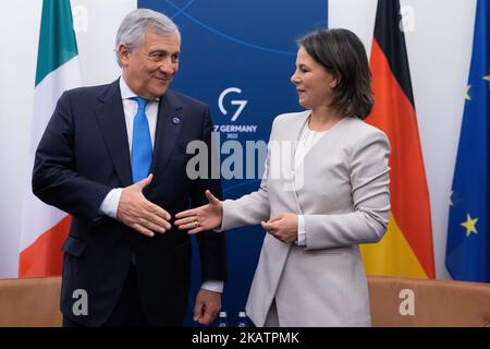 03. November 2022, Nordrhein-Westfalen, Münster: Annalena Baerbock (Bündnis 90/die Grünen), Außenministerin, trifft auf dem Treffen der G7 Außenminister Italiens, Antonio Tajani, zu bilateralen Gesprächen. Foto: Rolf Vennenbernd/dpa-Pool/dpa Stockfoto