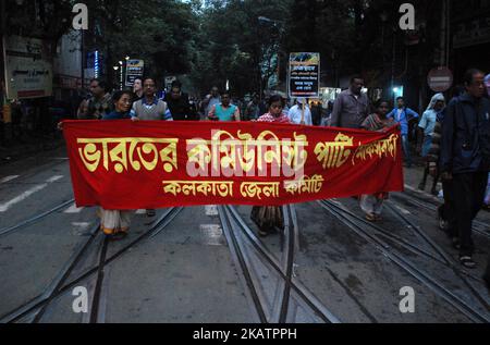 Die Kommunistische Partei Indiens (CPIM) protestiert am Samstag, dem 9.. Dezember 2017, gegen die Tötung eines muslimischen Afrazul Khan aus Malda, Westbengalen, in Rajnagar, Rajasthan in Kalkutta, Indien. (Foto von Sonali Pal Chaudhury/NurPhoto) Stockfoto