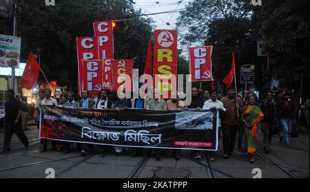 Die Kommunistische Partei Indiens (CPIM) protestiert am Samstag, dem 9.. Dezember 2017, gegen die Tötung eines muslimischen Afrazul Khan aus Malda, Westbengalen, in Rajnagar, Rajasthan in Kalkutta, Indien. (Foto von Sonali Pal Chaudhury/NurPhoto) Stockfoto