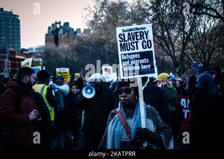 Als Reaktion auf den Sklavenhandel in Libyen hielt African Lives Matter am 9.. Dezember in London einen nationalen marsch ab. Demonstranten marschierten bis zur Front der libyschen Botschaft in Knightsbridge. (Foto von Chrissa Giannakoudi/NurPhoto) Stockfoto